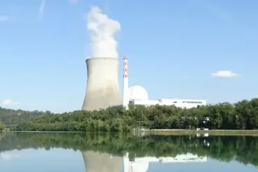 Ein an einem Fluss gelegenes AKW.