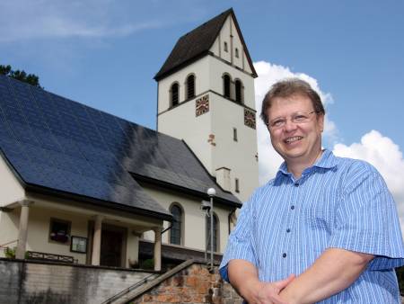 Pfarrer Peter Hasenbrink vor Bergkirche, Schönau