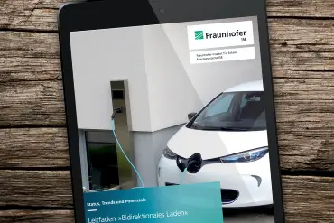 Auf einem Tablet-Computer das Titelblatt einer Studie mit einem Foto eines ladenden E-Autos.