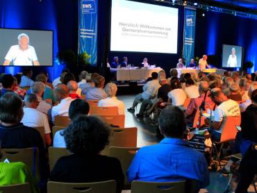 Publikum und Podium bei einer Generalversammlung der EWS Schönau eG