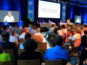 Publikum und Podium bei einer Generalversammlung der EWS Schönau eG