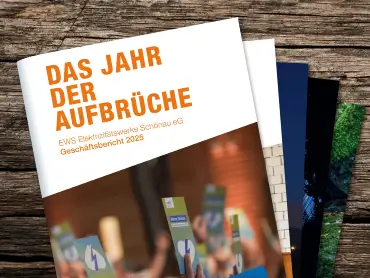 Geschäftsberichte der Genossenschaft auf Holztisch