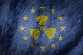 Eine Stoffflagge mit den Sternen der EU und dem Atom-Zeichen in der Mitte