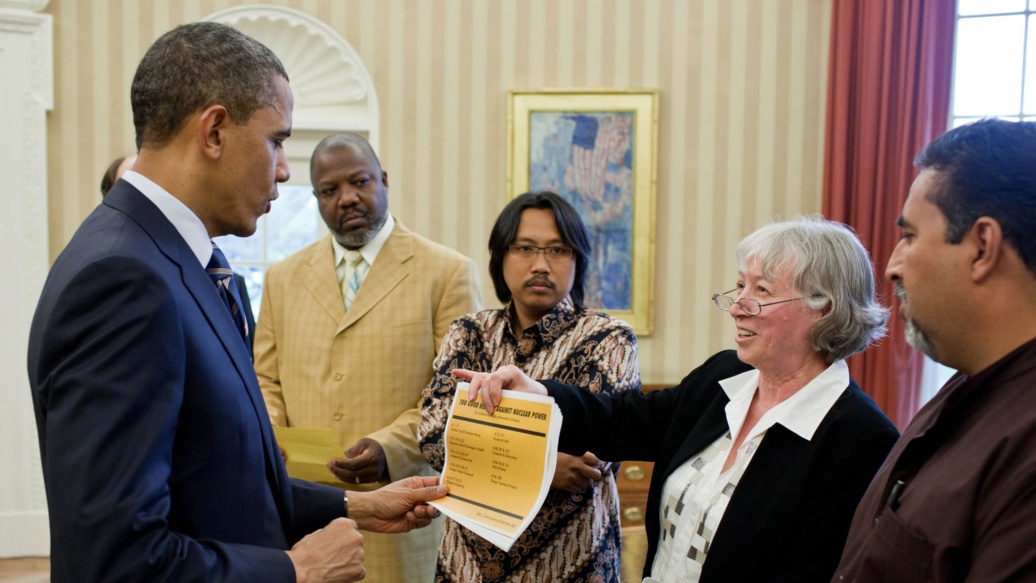Ursula Sladek überreicht Barack Obama im Oval Office die «100 Good Reasons Against Nuclear Power»