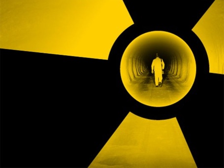 Mann in Stollen eines Bergwerks, umrahmt von einem Radioaktivzeichen