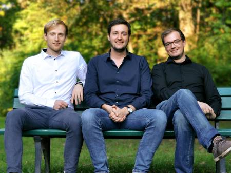 Die Gründer von Golfstrom Energy auf einer Bank im Grünen