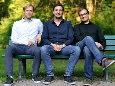 Die Gründer von Golfstrom Energy auf einer Bank im Grünen