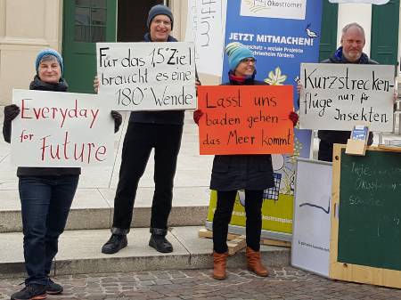 Die Schriesheimer Ökostromer mit handgeschriebenen Plakaten an einem Infostand