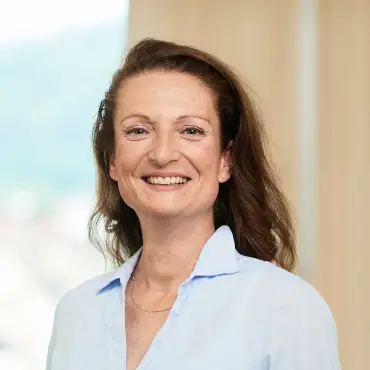 Anja Burde vor einem Fenster in einem lichtdurchfluteten Raum