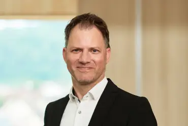 Armin Komenda vor einem großen Fenster