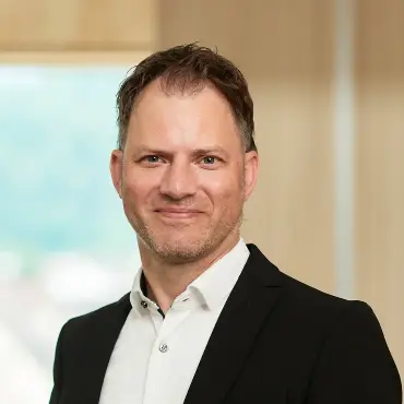 Armin Komenda vor einem großen Fenster