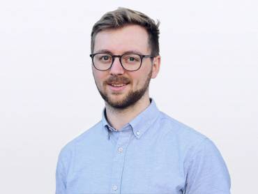 Portrait Nicolai Prinz mit Solarmodul