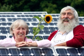 Ursula und Dr. Michael Sladek inmitten eine Photovoltaik-Anlage