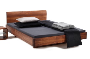 Holzmanufaktur – ein Bett im Raum