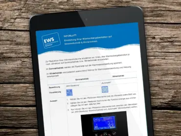 Ein iPad, das auf einem Holztisch liegt, zeigt ein Dokument