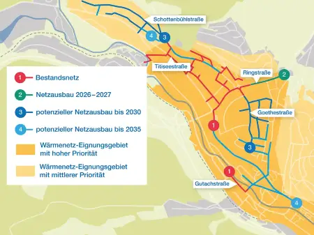 Karte von Neustadt. In Gelb ist das sich zentral von Nordwest nach Südost erstreckende Eignungsgebiet für den Wärmenetzausbau mit hoher Priorität markiert. In Hellgelb gehalten sind die drei nördlich und nordöstlich anschließenden Eignungsgebiete mit mittlerer Priorität. Mit roten Linien und der Ziffer 1 sind die vorhandenen Teilnetze im westlichen Teil der Stadt (u.a. in der Titisee-, Beethoven- und Wilhelm-Sutter-Straße) sowie im südöstlichen Teil der Stadt (Gutachstraße) eingezeichnet. Die für die Jahre bis 2035 vorgesehenen Erweiterung des Wärmenetzes Richtung Südosten und Nordwesten sind in Blautönen und den Ziffern 3 und 4 markiert.
