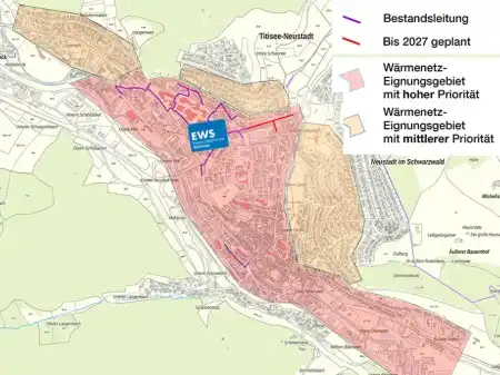 Karte von Neustadt, in Rot ist das zentral gelegenen Eignungsgebiet für den Wärmenetzausbau mit hoher Priorität, in orange die drei nördlich und nordöstlich anschließenden Eignungsgebiete mit mittlerer Priorität markiert.