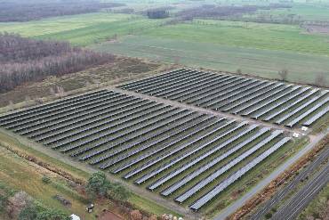 Luftaufnahme eines Solarparks