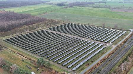 Luftaufnahme eines Solarparks