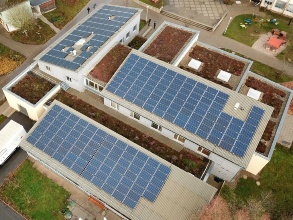 Photovoltaikanlage auf einer Gebäudegruppe