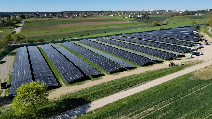PV-Module eines Solarparks, in Doppelreihen angeordnet, eine Reihe ist dabei jeweils nach links, eine nach rechts geneigt.