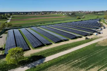 PV-Module eines Solarparks, in Doppelreihen angeordnet, eine Reihe ist dabei jeweils nach links, eine nach rechts geneigt.