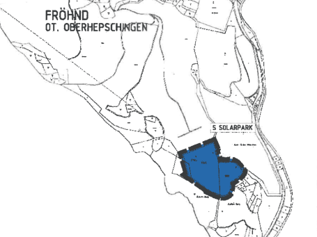 Ein Plan zeigt die Lage des mit blauer  Farbmarkierung hervorgehobenen Solarparks.