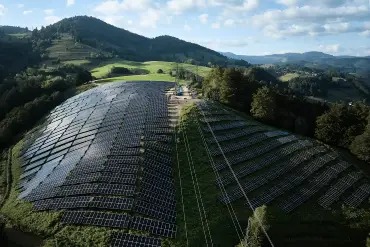 Eine große PV-Anlage erstreckt sich auf den Anhöhen des Schwarzwalds einen steilen Bergrücken herab.