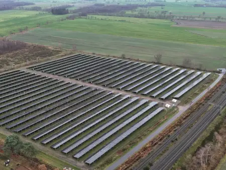 Luftaufnahme eines Solarparks