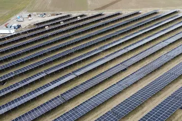 Luftbild: Zahlreiche PV-Modulreihen auf einem Feld
