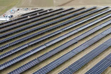 Luftbild: Zahlreiche PV-Modulreihen auf einem Feld