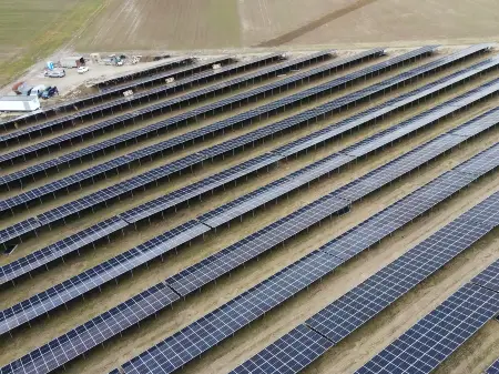 Luftbild: Zahlreiche PV-Modulreihen auf einem Feld