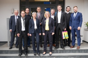 Die Teilnehmer des Abgeordnetendialogs vor dem Eingang der EWS in Schönau
