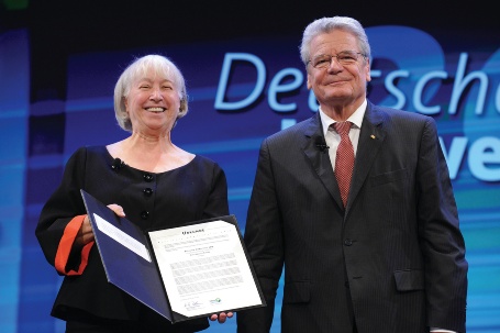 Joachim Gauck übergibt den Umweltpreis an Ursula Sladek