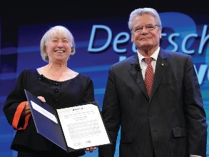 Joachim Gauck überreicht den Umweltpreis an Ursula Sladek