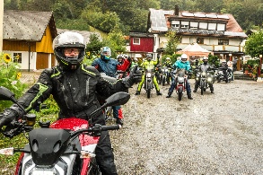 Gruppe von Motorradfahrern vor einem Gasthaus