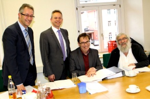 Andreas Graf (Geschäftsführer EvTN), Armin Hinterseh (Bürgermeister Titisee-Neustadt), Prof. Dr. Dominik Kupfer (W2K) und Dr. Michael Sladek (EWS Schönau)