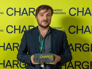 EWS-Vorstand Sebastian Sladek mit dem Charge-Award 2019 für die beste grüne Energiemarke der Welt