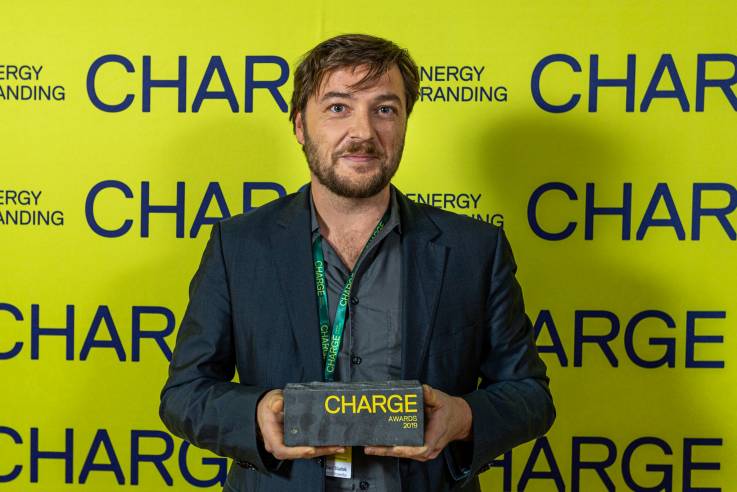 Sebastian Sladek mit dem Charge-Award 2019 für die beste grüne Energiemarke der Welt