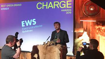 EWS-Vorstand Sebastian Sladek bei seiner Dankesrede für die Auszeichnung der EWS als weltbeste grüne Energiemarke im Rahmen des Charge Awards.