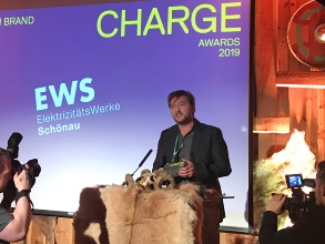 EWS-Vorstand Sebastian Sladek bei seiner Dankesrede für die Auszeichnung der EWS als weltbeste grüne Energiemarke im Rahmen des  Charge Awards. 