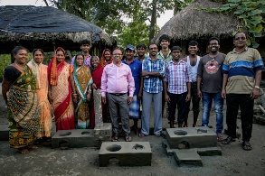 Gruppenbild von Workshopteilnehmern hinter selbstgebauten Lehmherden
