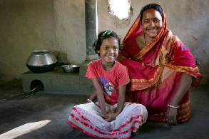 Savita Sardar mit ihrer Tochter vor dem neuen effizienten Lehmherd