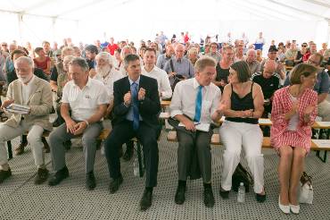 Besucher im Festzelt anläßlich der Einweihung des EWS-Windparks Rohrenkopf
