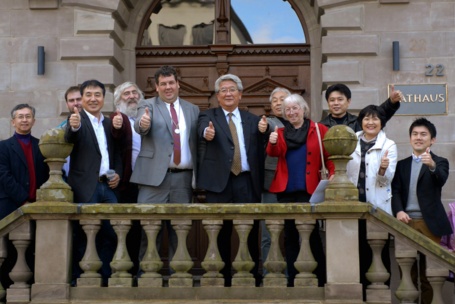 Japanische Delegation vor dem Schönauer Rathaus