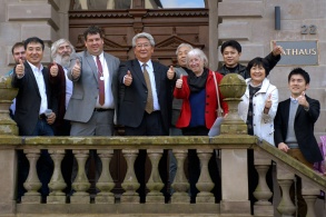 Japanische Delegation vor dem Schönauer Rathaus
