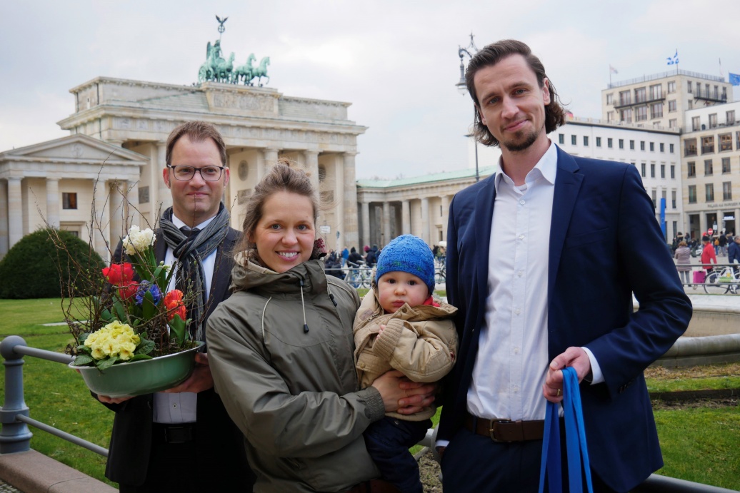 Armin Komenda, Jessica Ebert und Peter Ugolini-Schmidt vor dem Brandenburger Tor