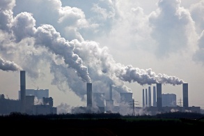 Foto des Kohlekraftwerks Garzweiler mit vielen rauchenden Schloten