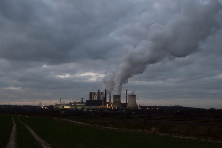 Kohlekraftwerk Weisweiler in der Dämmerung