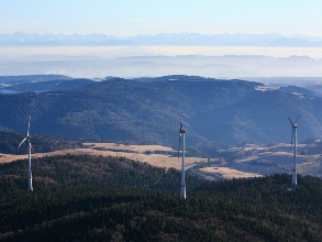 Luftbild: Windkraftanlagen auf dem Rohrenkopf vor Alpenpanorama